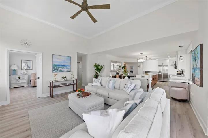 Peak into the office/study (straight ahead)