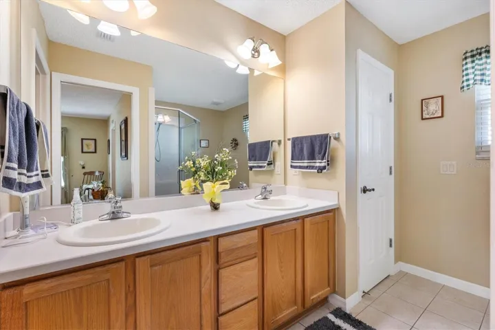 Ensuite with dual sinks & Corian countertop
