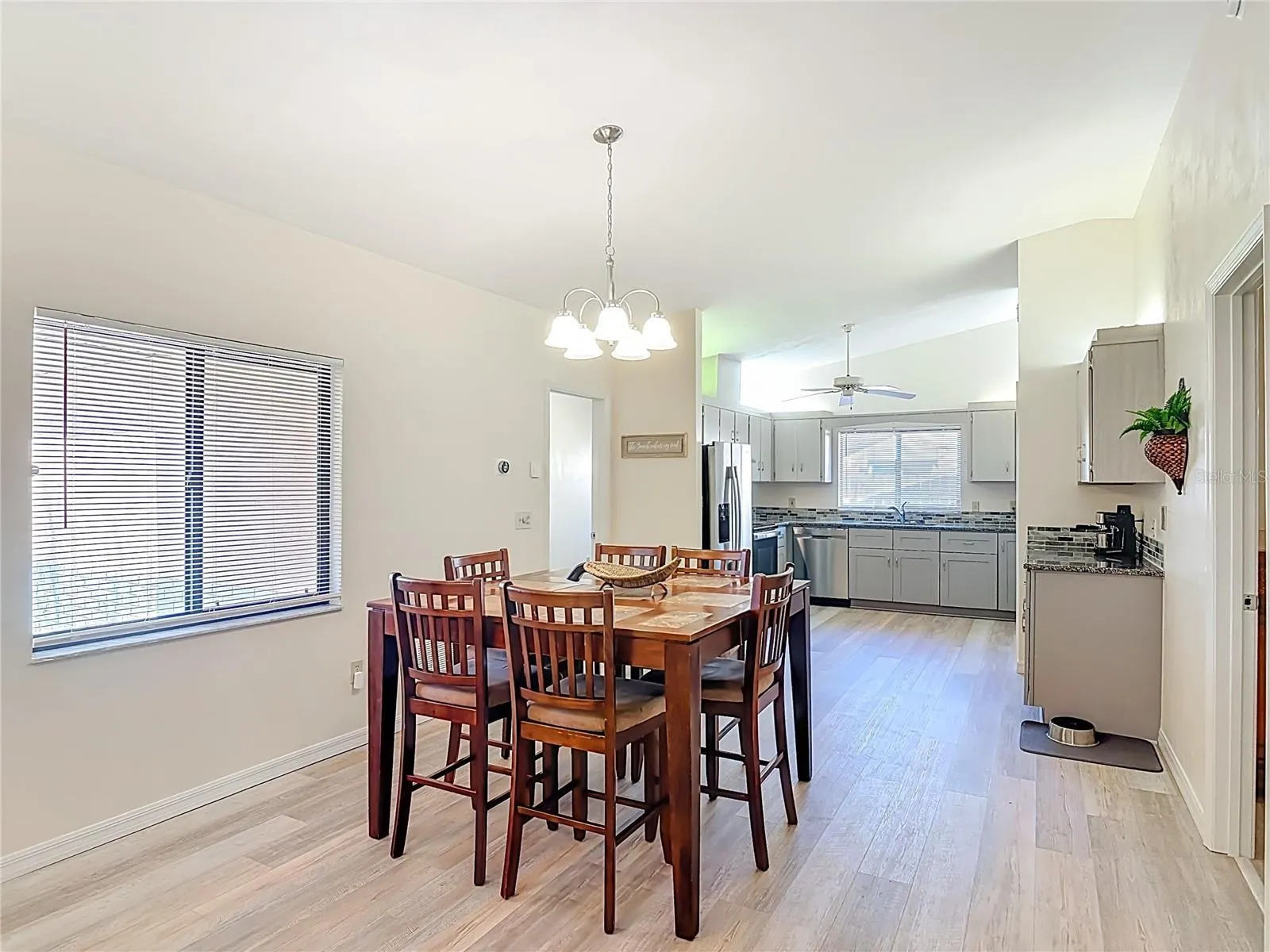 foyer to kitchen