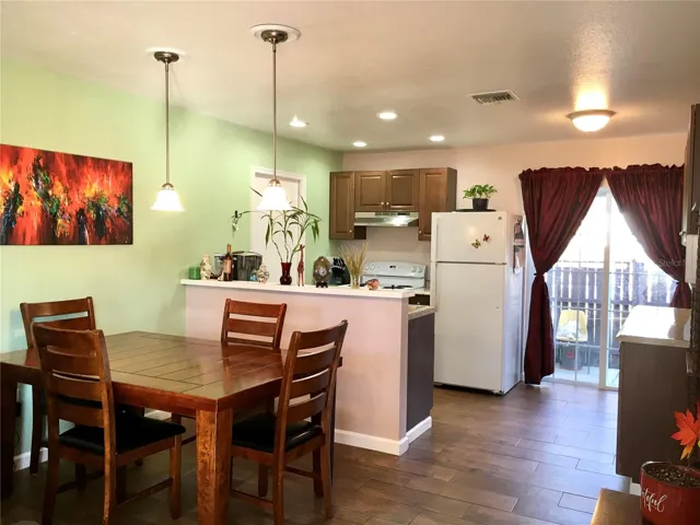 Dining area & kitchen