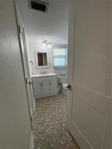 Second bathroom with tub
