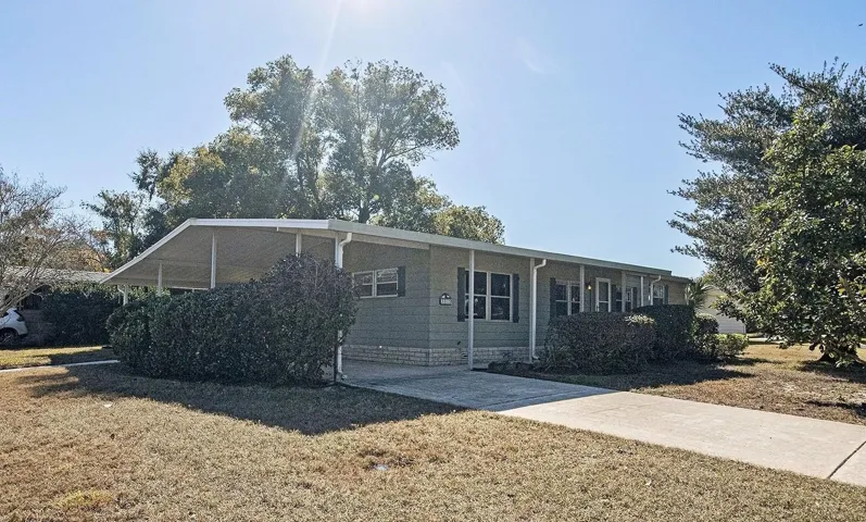 Well Maintained Mobile Home on Corner Lot