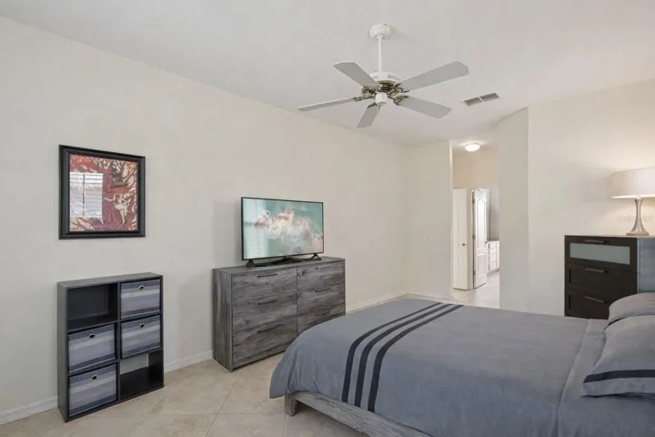 Split bedroom floor plan