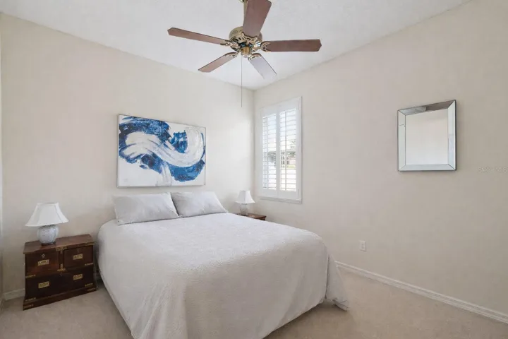 Bright light with neutral paint