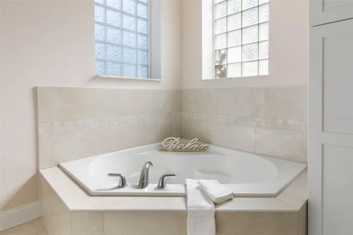 Primary en-suite bath garden tub
