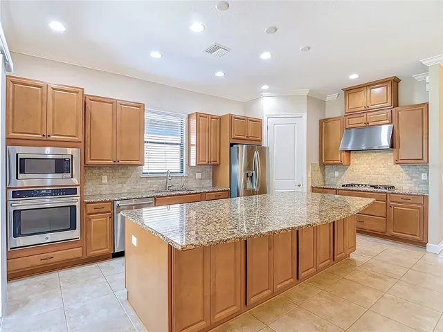 Spacious kitchen with gas cooktop