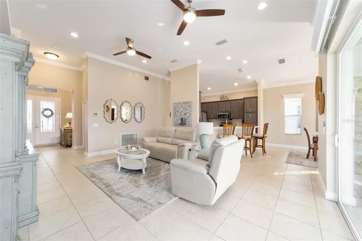 Tall ceilings and natural light