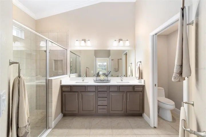 Dual sinks in primary bath