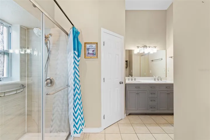 Primary en-suite bathroom
