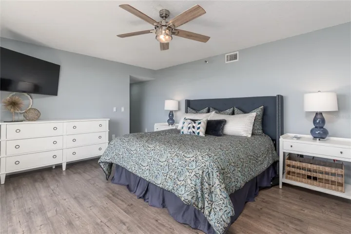 Master Bedroom, King Bed