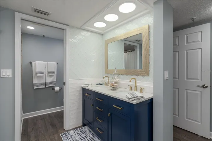Master Bath, ensuite