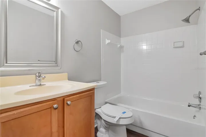 2nd Full Bathroom w/ Linen Closet