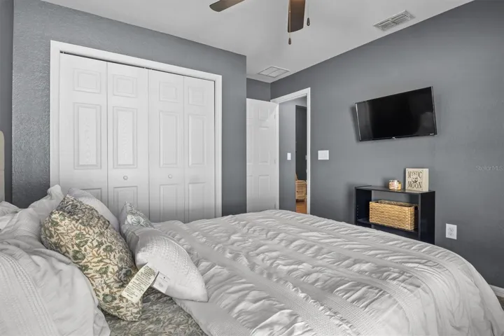 Queen size bed in here