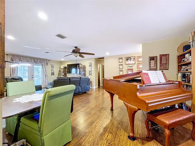 Large Living Area for entertaining