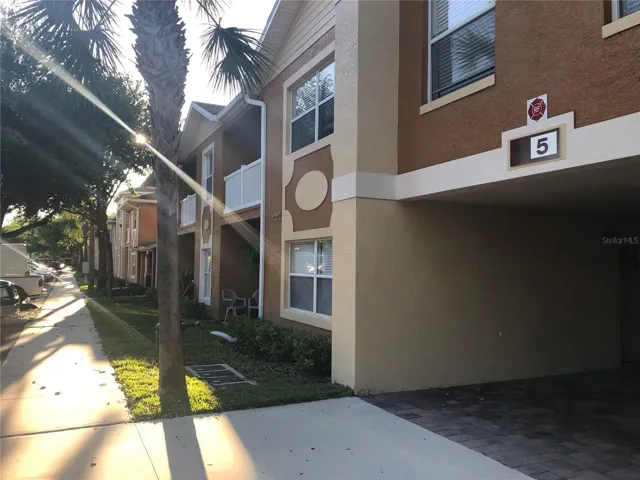 Building 5 at Palm Pointe