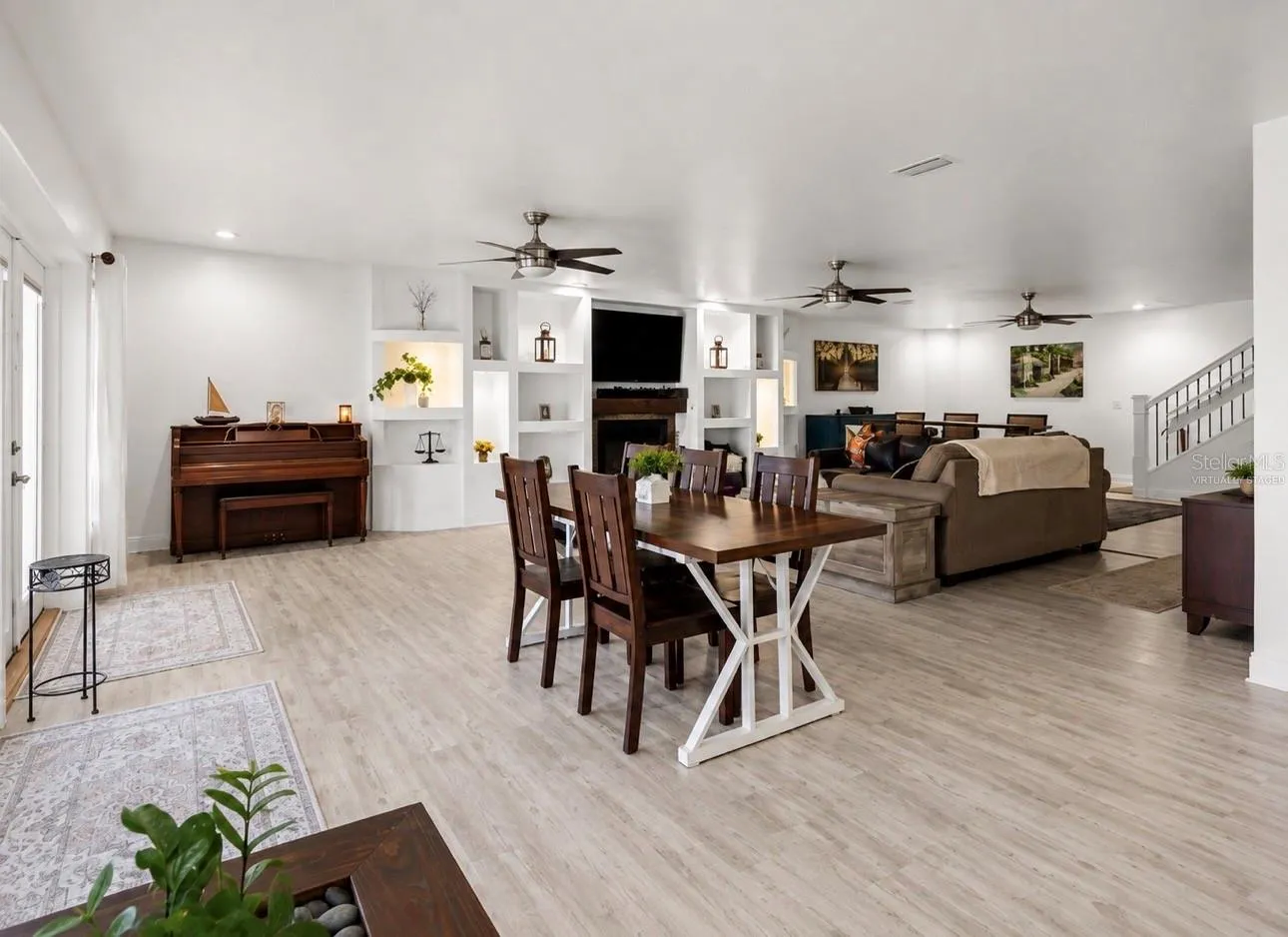 LARGE GREATROOM VIRTUALLY STAGED