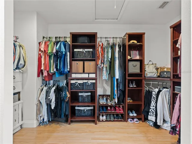 CLOSET SHELVING