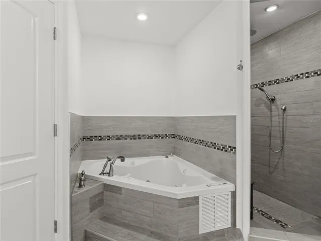 PRIMARY JACUZZI TUB