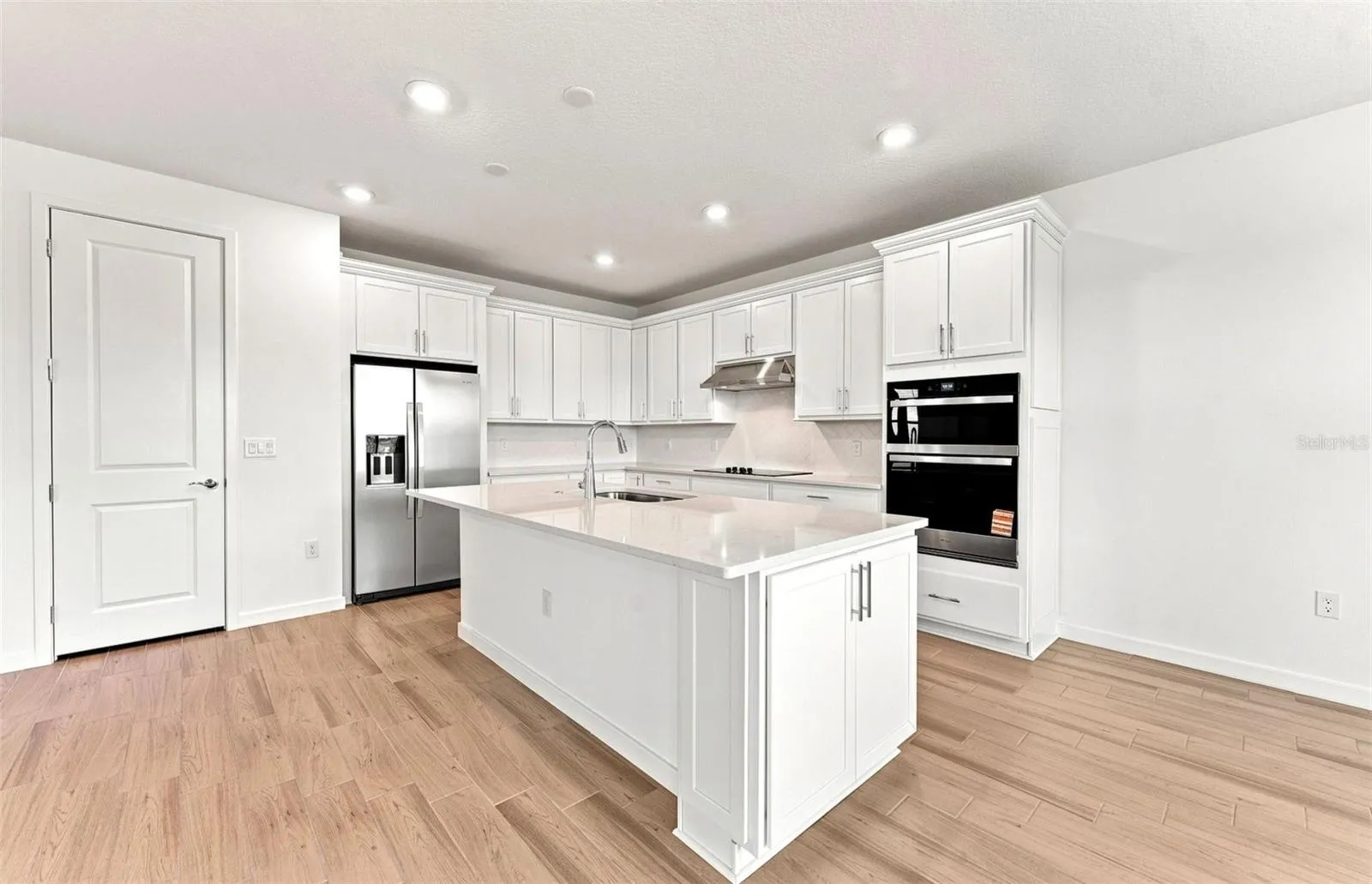 Stylish Kitchen w/Built-in Appliances