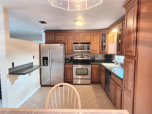 Kitchen with eating bar