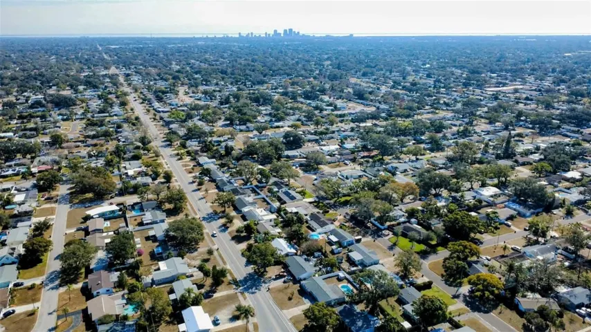 Under 5 miles to downtown St. Pete indistance