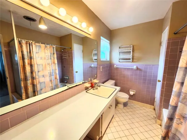 Large retro bathroom