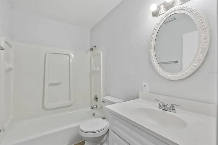 2nd floor full bathroom