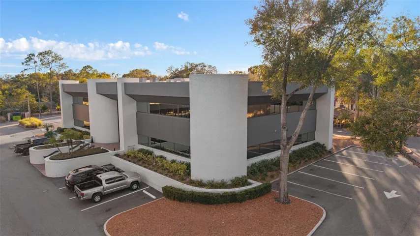 ±14,924 SF recently upgraded commercial office building on ±1.2 acres