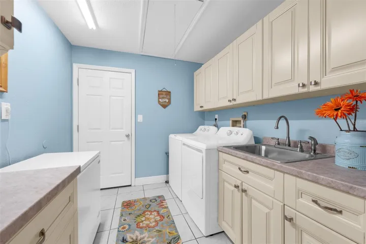 Laundry room 8'2