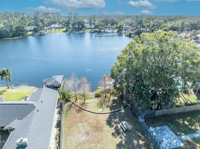 Private access to Little Lake Fairway