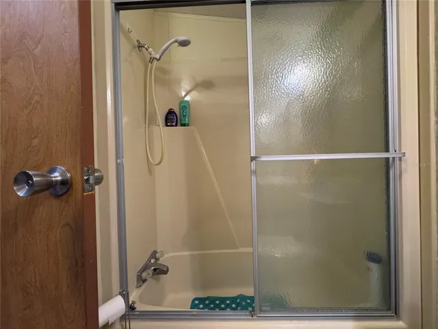 Tub/shower in Bathroom