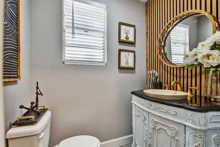 1/2 bathroom
