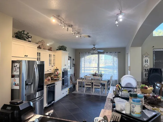 kitchen overlooking at the pool