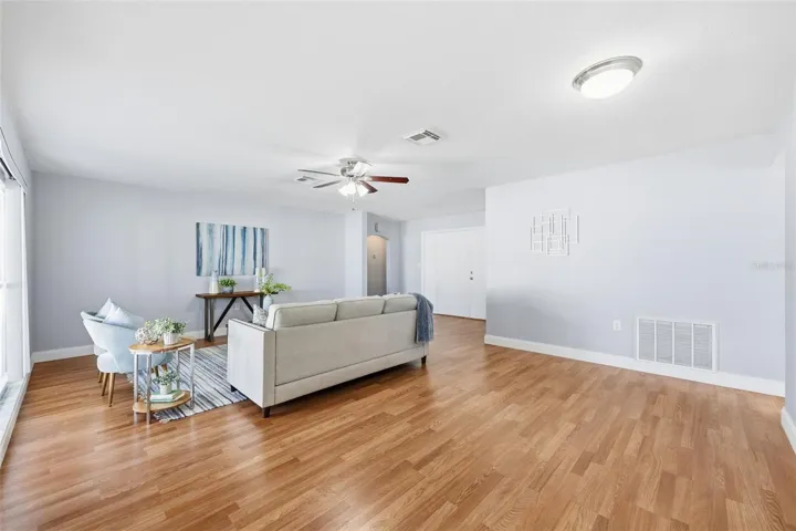 BEAUTIFUL LAMINATE FLOORING THROUGHOUT