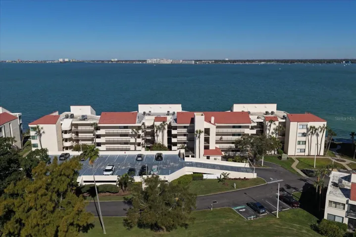 Well maintained, water front golf course community.