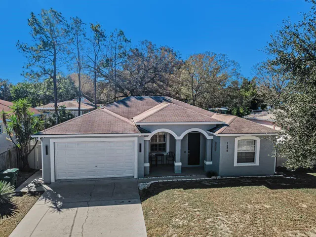 Welcome home to 1239 Vista Way!