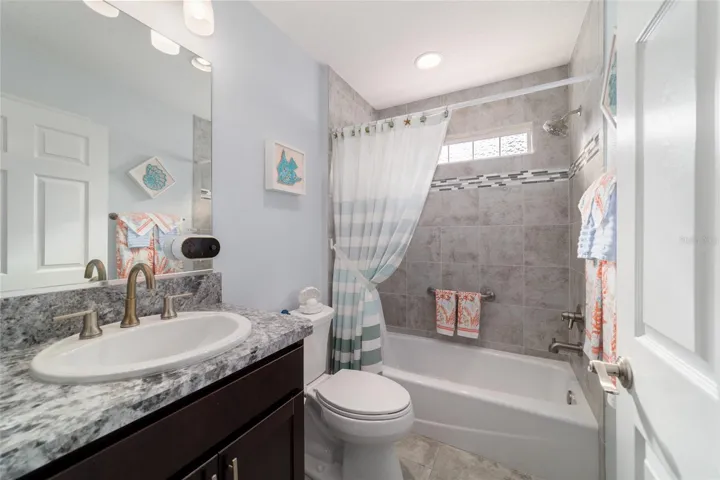 Guest bath with tile surround