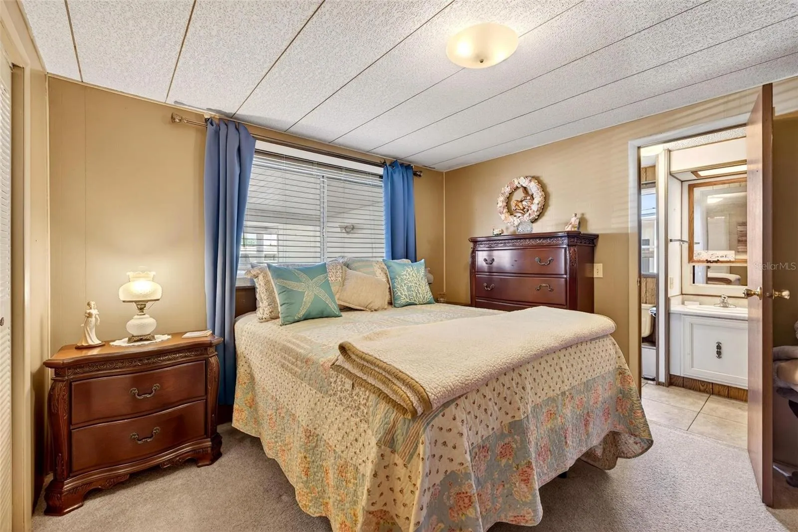 Bedroom with en suite