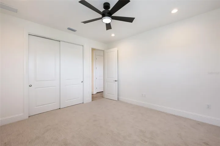 Upstairs guest bedroom (bedroom 5)