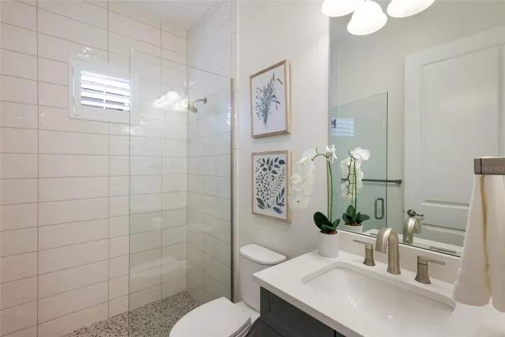 Full guest bath at front of home