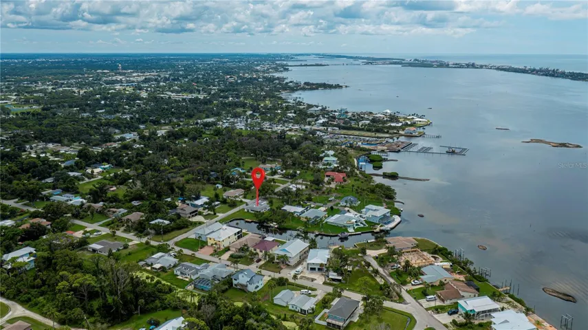 Less than a mile to Dearborn street - home to farmers markets, car shows and great shops/dining options!