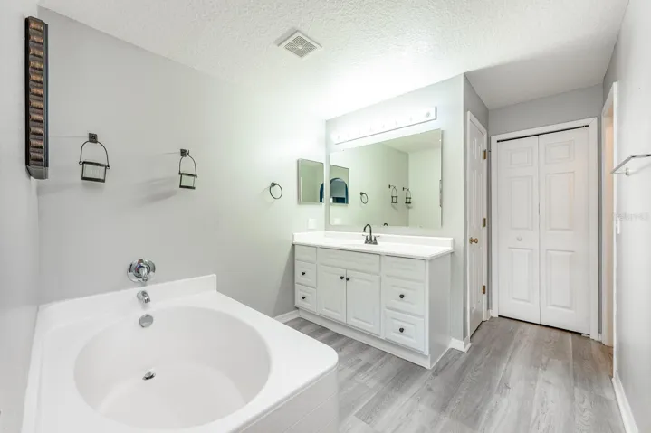 Primary en-suite bath.
