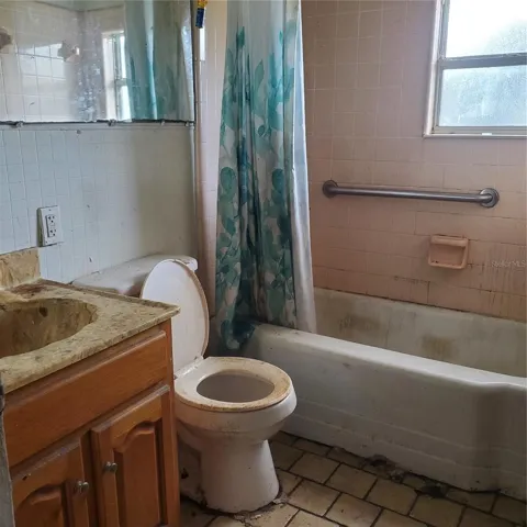 Bathroom-949 Lake St