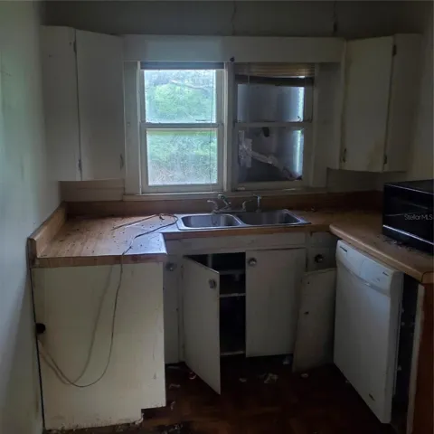 Kitchen-949 Lake St