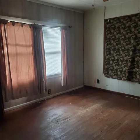 Bedroom 1-949 Lake St