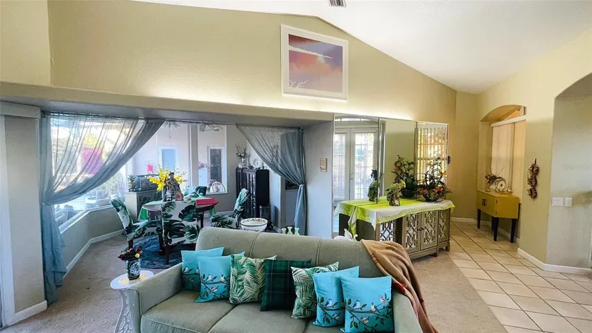Living area and Breakfast Nook
