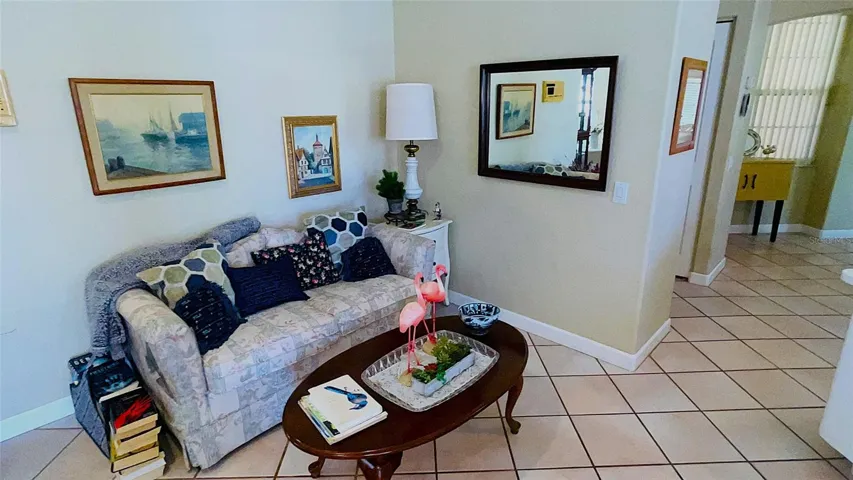 Lounge area between Kitchen and Dining area