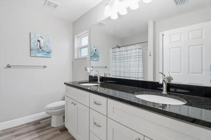 Master Bathroom w/ Dual Sinks & Linen Closet