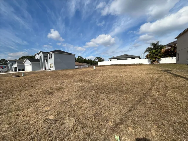 Houses on both side of lot.