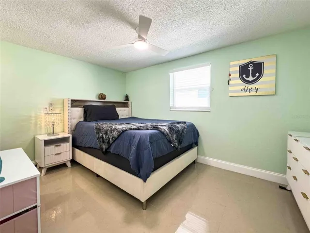 Secondary bedroom.
